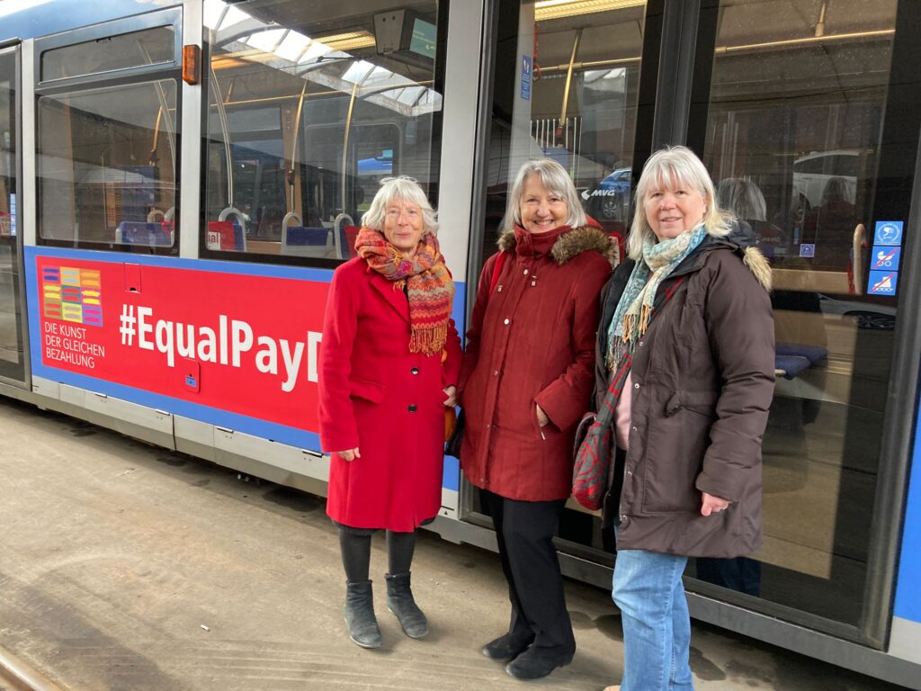 Münchner Ligafrauen vor der Equal Pay Day-Tram am 07.03.2023